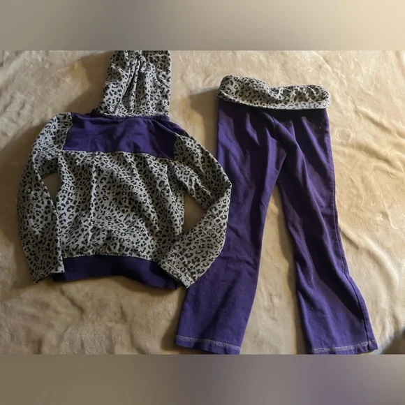 Girls Puma Purple and Gray Cheetah Print Size 5 - Picture 2 of 6